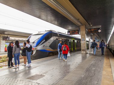 Venedik, İtalya, 25 Nisan 2019 tarihinde. Venezia Santa Lucia istasyonunun platformları yakınındaki tren