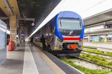 Venedik, İtalya, 25 Nisan 2019 tarihinde. Venezia Santa Lucia istasyonunun platformları yakınındaki tren