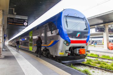 Venedik, İtalya, 25 Nisan 2019 tarihinde. Venezia Santa Lucia istasyonunun platformları yakınındaki tren