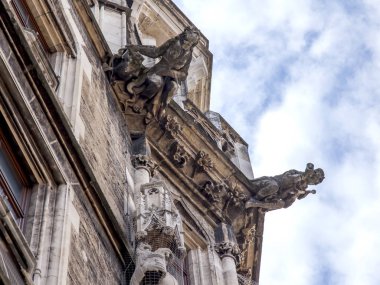 Münih, Almanya, on 16 Ağustos 2018. Belediye binasının mimari detayları