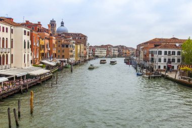 Venedik, İtalya, 25 Nisan 2019 tarihinde. Canal Grande'nin manzarası. Çeşitli tekneler dolgular ince bir mimari kompleksi ile yüzer