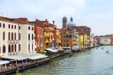 Venedik, İtalya, 25 Nisan 2019 tarihinde. Canal Grande'nin manzarası. Çeşitli tekneler dolgular ince bir mimari kompleksi ile yüzer