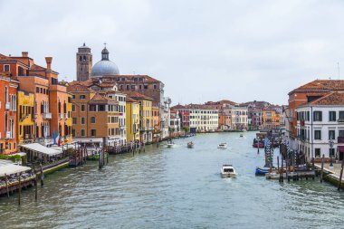 Venedik, İtalya, 25 Nisan 2019 tarihinde. Canal Grande'nin manzarası. Çeşitli tekneler dolgular ince bir mimari kompleksi ile yüzer
