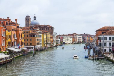 Venedik, İtalya, 25 Nisan 2019 tarihinde. Canal Grande'nin manzarası. Çeşitli tekneler dolgular ince bir mimari kompleksi ile yüzer
