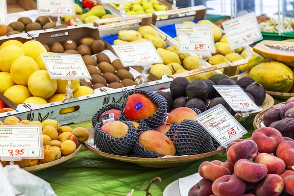 2018年8月16日 德国慕尼黑 阿尔施塔特老城周日市场柜台上的各种新鲜水果 — 图库照片