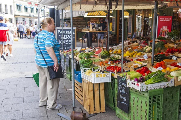 Munique Alemanha Agosto 2018 Mulher Idosa Escolhe Verduras Frescas Fruto — Fotografia de Stock