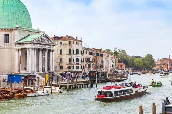 2019年4月25日 イタリア ヴェネツィア 運河グランデの眺め 旅客船は堤防の良い建築複合体によって浮かぶ — ストック写真