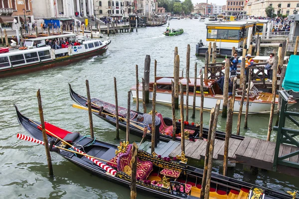 Венеция Италия Апреля 2019 Года Вид Большой Канал Гондолы Пришвартованы — стоковое фото