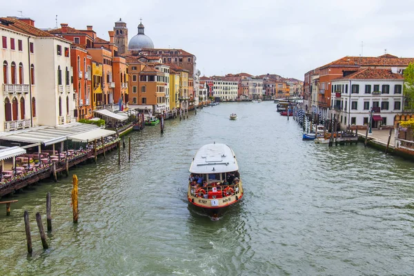 Benátky Itálie Dubna 2019 Pohled Canal Grande Osobní Člun Pluje — Stock fotografie