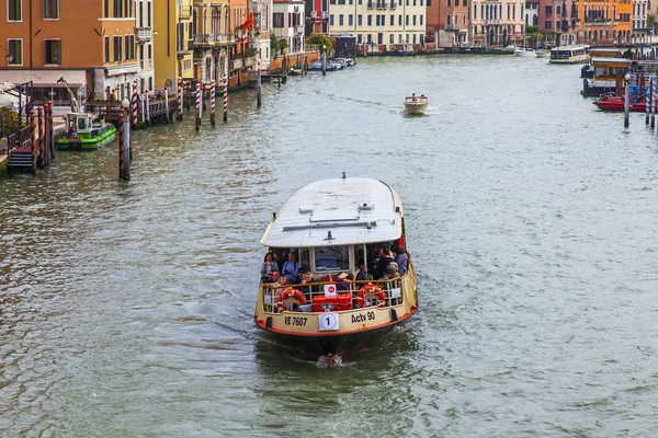 Венеція Італія Квітня 2019 Вид Канал Гранде Пасажирський Човен Плаває — стокове фото