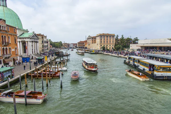 2019年4月25日 イタリア ヴェネツィア 運河グランデの眺め 旅客船は堤防の良い建築複合体によって浮かぶ — ストック写真