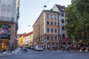 Münih, Almanya, on 16 Ağustos 2018. Tipik şehir mimarisi. Alstadt sokak (eski şehir)