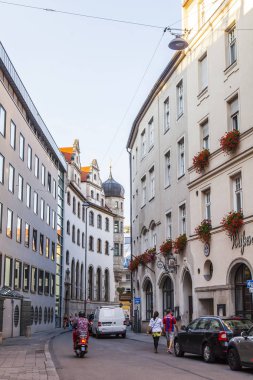 Münih, Almanya, on 16 Ağustos 2018. Tipik şehir mimarisi. Alstadt sokak (eski şehir)