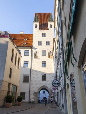 Münih, Almanya, on 16 Ağustos 2018. Tipik şehir mimarisi. Alstadt sokak (eski şehir)