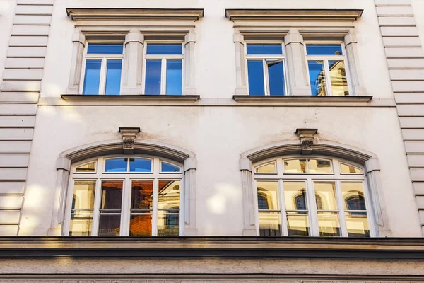 2018年8月16日 德国慕尼黑 巴伐利亚首府围绕历史建筑的典型建筑 建筑立面碎片 — 图库照片