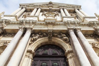 Venedik, İtalya, 25 Nisan 2019 tarihinde. Nasıralı Aziz Maria kilisesi (it. chiesa di Santa Maria di Nazareth, o chiesa degli Scalzi). Kanal Grandee üzerinde bırakarak cephe nin bir parçası
