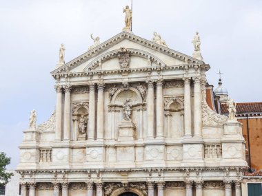 Venedik, İtalya, 25 Nisan 2019 tarihinde. Nasıralı Aziz Maria kilisesi (it. chiesa di Santa Maria di Nazareth, o chiesa degli Scalzi). Kanal Grandee üzerinde bırakarak cephe nin bir parçası