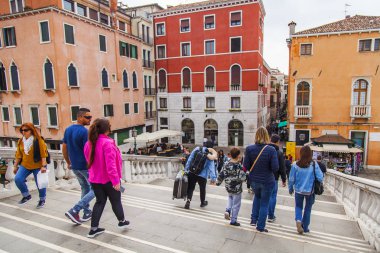 Venedik, İtalya, 25 Nisan 2019 tarihinde. İnsanlar Venedik tarihi bölgelerinden birinde sokak boyunca gitmek - Cannaregio