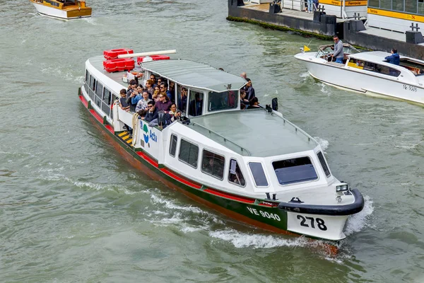 Benátky Itálie Dubna 2019 Pohled Canal Grande Osobní Člun Pluje — Stock fotografie