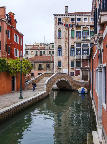 Venice Italy April 2019 Picturesque Narrow Street Bridge Channel Typical — Stock Photo, Image