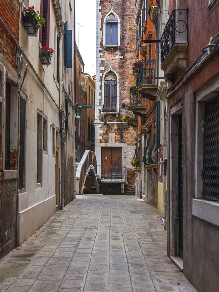 Venecia Italia Abril 2019 Pintoresca Calle Estrecha Típica Venecia Complejo —  Fotos de Stock