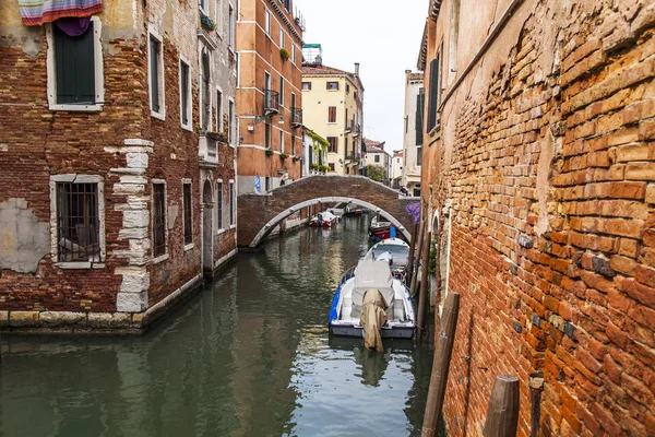 Veneza Itália Abril 2019 Canal Estreito Pitoresco Típico Veneza Edifícios — Fotografia de Stock