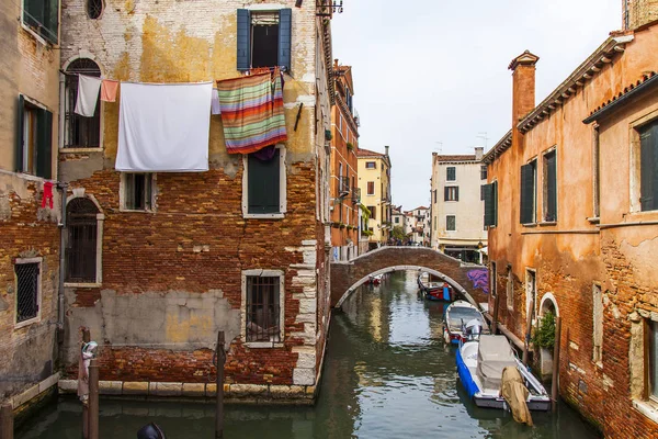 2019年4月25日 イタリア ヴェネツィア ヴェネツィアに代表される美しい狭い海峡と 海岸沿いの古い建物 — ストック写真