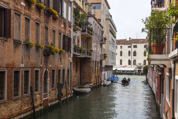 Wenecja Włochy Kwietnia 2019 Malowniczy Wąski Kanał Typowy Dla Wenecji — Zdjęcie stockowe