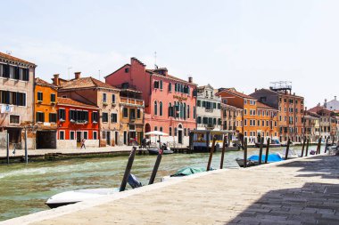 Venedik, İtalya, 25 Nisan 2019 tarihinde. Venedik tarihi bölgelerinden birinde kanal seti - Cannaregio.