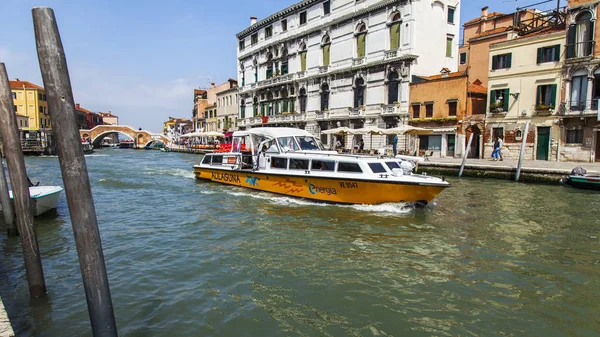 Veneza Itália Abril 2019 Canal Pitoresco Edifícios Antigos Aterros Dos — Fotografia de Stock