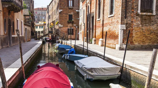 Veneza Itália Abril 2019 Pitoresco Canal Estreito Típico Veneza Edifícios — Fotografia de Stock