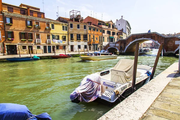 2019年4月25日 イタリア ヴェネツィア ヴェネツィアの歴史的地区の一つにある運河堤防 カンナレジオ 遠くに橋のトレアーチ — ストック写真