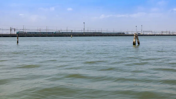 Benátky Itálie Dubna 2019 Vlak Jede Most Ponte Della Liberta — Stock fotografie