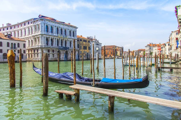 意大利威尼斯 2019年4月25日 大运河景观 贡多拉停泊在海岸 — 图库照片