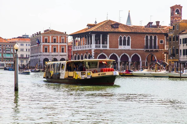 2019年4月25日 イタリア ヴェネツィア 運河グランデの眺め 旅客船Vaporettoは堤防の良い建築複合体によって浮かぶ — ストック写真