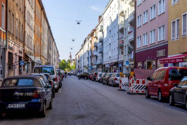 Münih, Almanya, on 16 Ağustos 2018. Tipik şehir mimarisi. Sokakta park etmiş çok sayıda araba