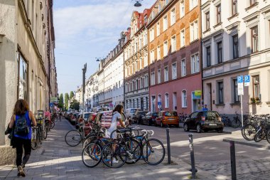 Münih, Almanya, on 16 Ağustos 2018. Tarihi binanın çevresindeki Bavyera başkentinin tipik mimarisi. İnsanlar cadde boyunca gider.