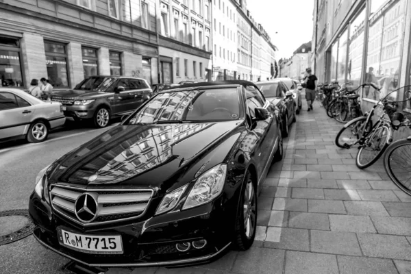 München Tyskland Den Augusti 2018 Typisk Stadsarkitektur Många Bilar Parkerade — Stockfoto