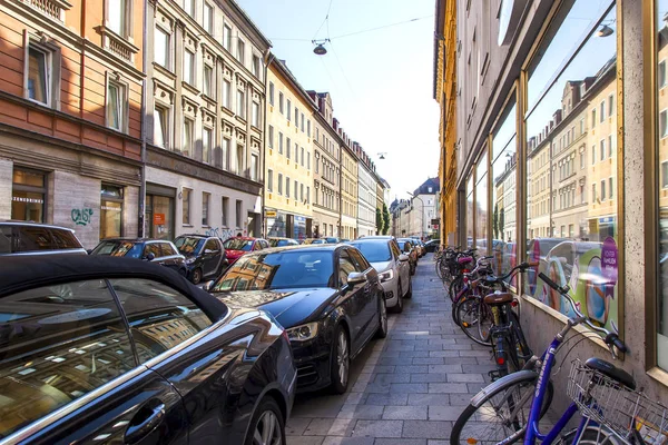 Monachium Niemcy Sierpnia 2018 Typowa Architektura Miasta Liczne Samochody Zaparkowane — Zdjęcie stockowe