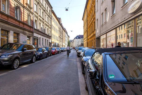 Múnich Alemania Agosto 2018 Arquitectura Típica Ciudad Numerosos Coches Aparcados —  Fotos de Stock