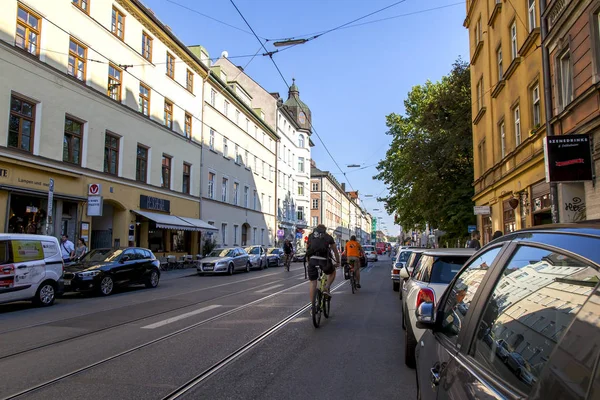 Monachium Niemcy Sierpnia 2018 Typowa Architektura Miasta Liczne Samochody Zaparkowane — Zdjęcie stockowe