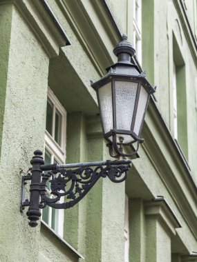 Münih, Almanya, on 16 Ağustos 2018. Tarihi binanın çevresindeki Bavyera başkentinin tipik mimarisi. Bina cephe parçası