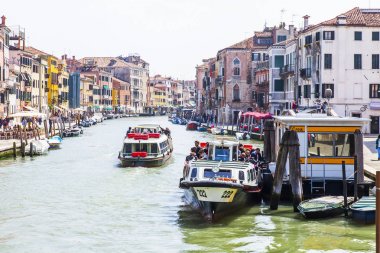 Venedik, İtalya, 25 Nisan 2019 tarihinde. Yolcu teknesi Vaporetto Venedik tarihi bölgelerinden birinde kanalüzerinde yüzer - Cannaregio.
