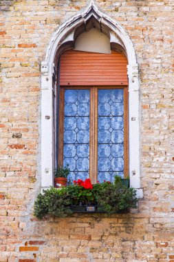 Venedik, İtalya, 25 Nisan 2019 tarihinde. Antik Venedik binalarının tipik mimarisi. Cephe parçası