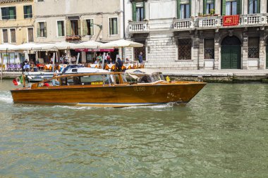 Venedik, İtalya, 25 Nisan 2019 tarihinde. Cannaregio - Venedik tarihi bölgelerinden birinde kanal seti. Su taksisi kanal boyunca yüzüyor.