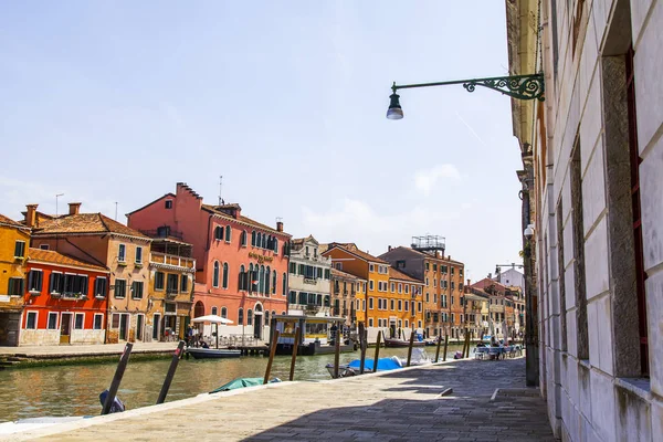 Venecia Italia Abril 2019 Terraplén Del Canal Uno Los Barrios —  Fotos de Stock