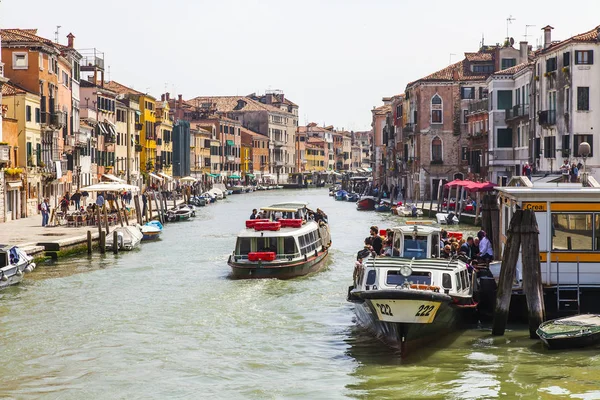 Benátky Itálie Dubna 2019 Osobní Člun Vaporetto Pluje Kanálu Jednom — Stock fotografie