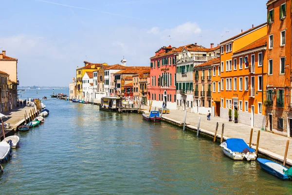 Venedig Italien April 2019 Der Kanaldamm Einem Der Historischen Bezirke — Stockfoto