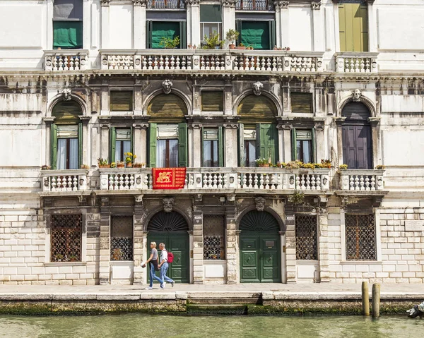 Wenecja Włochy Kwietnia 2019 Typowa Architektura Starożytnych Weneckich Budynków Fragment — Zdjęcie stockowe