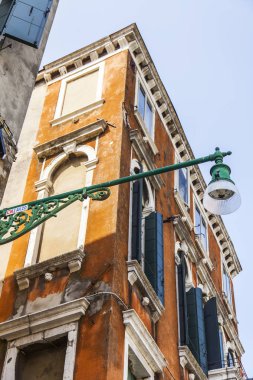 Venedik, İtalya, 25 Nisan 2019 tarihinde. Antik Venedik binalarının tipik mimarisi. Cephe parçası